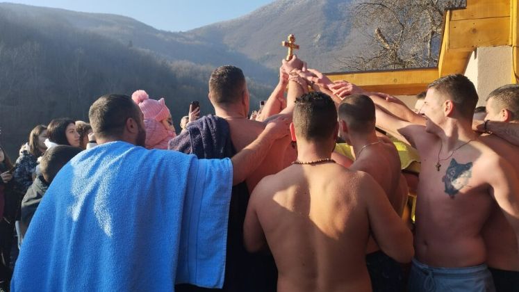 Poziv za plivanje za Časni krst na Bogojavljenje