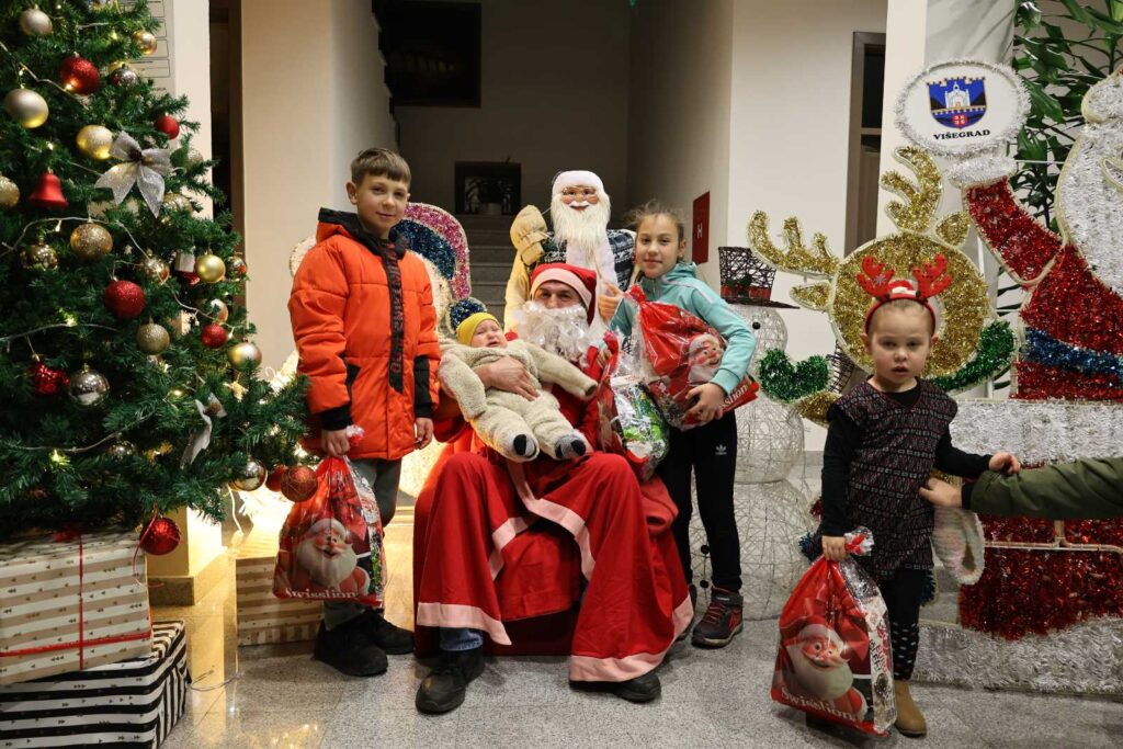 Podijeljeno 89 novogodišnjih paketića za najmlađe članove višegradskih višečlanih porodica