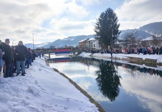 Plivanje za Časni krst u Rogatici [FOTO]