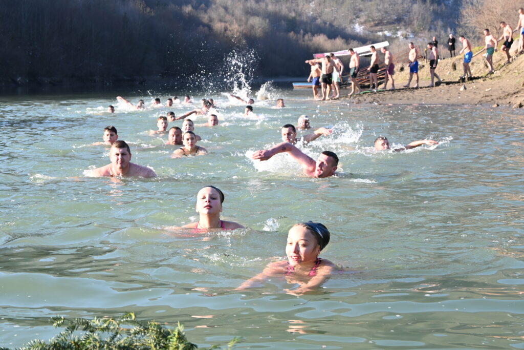Plivanje za Časni krst u Rudom