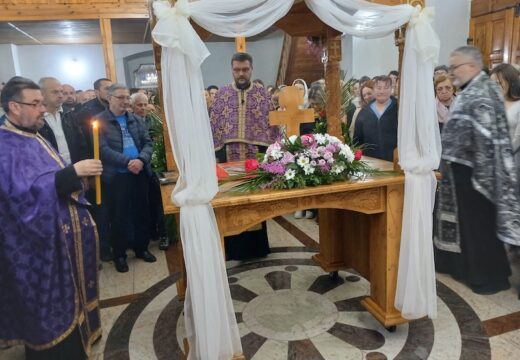 Bogosluženje uz iznošenje i celivanje plaštenice