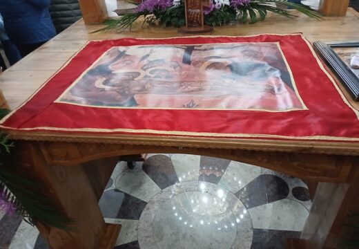 Bogosluženje uz iznošenje i celivanje plaštenice