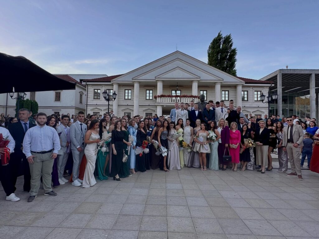 Maturanti prodefilovali Višegradom